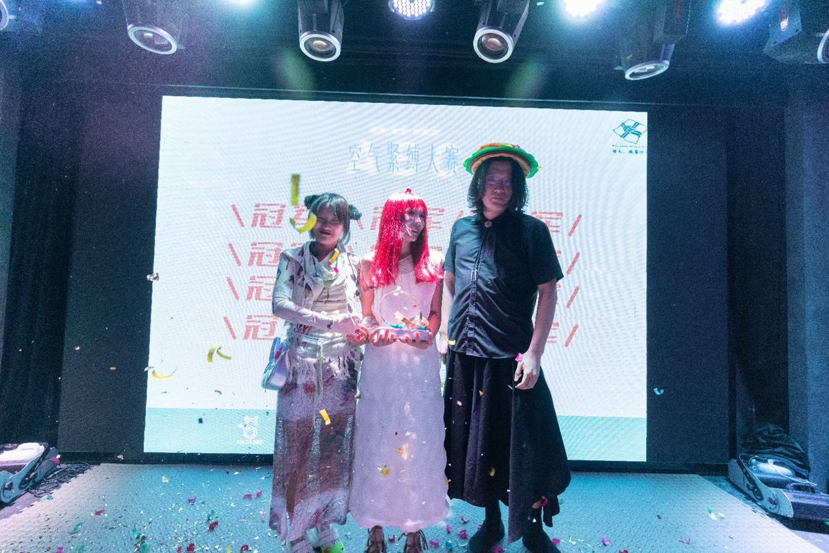 【空气紧缚大赛】圆满结束啦！

七组表演都非常精彩，大大超乎预期，风格也很多元。

冠军：弓子
最佳绳技奖：查无此人、大地合一
最佳创意奖：人间油物、团结就是李一亮
​
​感谢所有参赛选手：Richard、九月、LEO、41、表妹、弓子卜、於野、弥湖、cy、楚葵、呱呱、小九 https://t.co/zz371qcNir