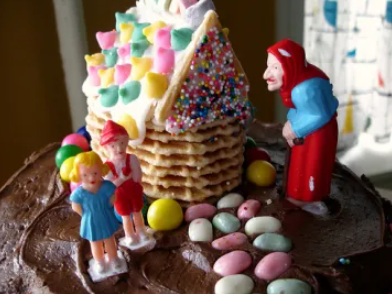 #FairyTaleTuesday
#EdibleArt variations of the Hansel and Gretel gingerbread house.