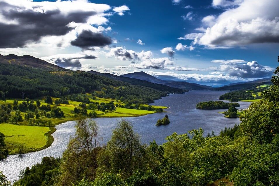 dunalastairs's tweet photo. Just a stone's throw from our hotel, you'll find the #QueensView, one of the most photographed areas in #Scotland. It's thought the loch was named after Queen Victoria's visit in 1866. Booking your summer staycation is easy by clicking on the link below.
https://t.co/W9KdEHKtbV https://t.co/PAVpMvRSIJ