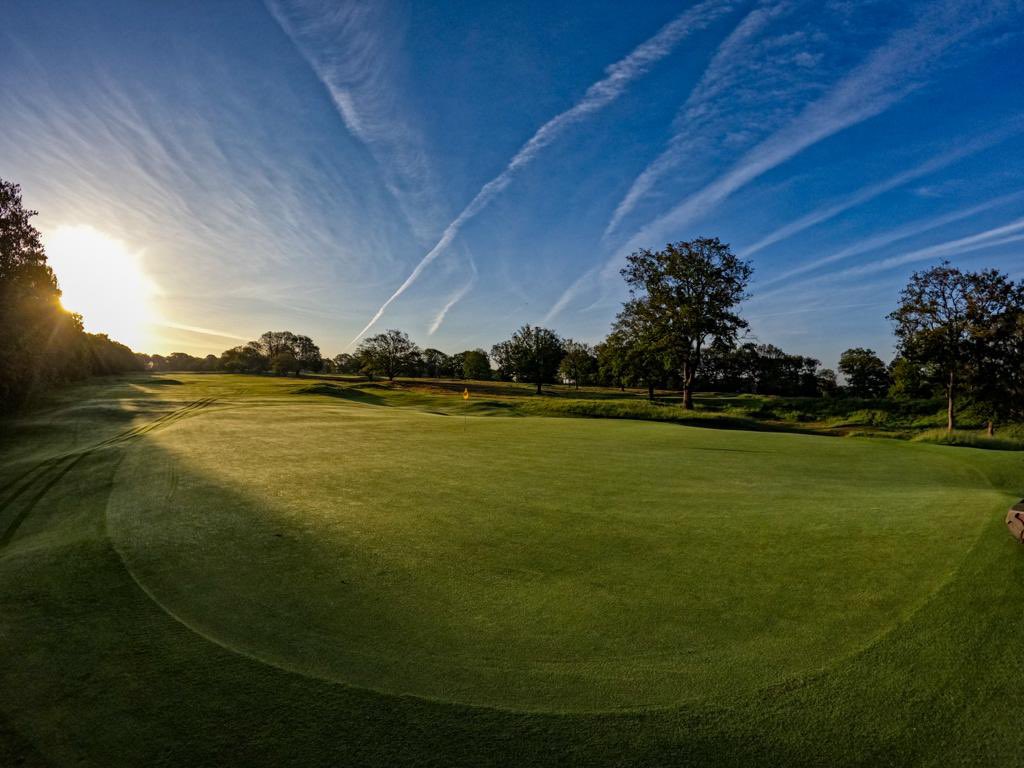 NparisCM's tweet image. Assistant Greenkeepers! Looking for a new experience and somewhere to develop, learn and join a fantastic team?Royal Wimbledon are recruiting! Salary range £30-35k plus many other benefits. Apply with cover letter and CV to nickp@rwgc.co.uk or please message with any questions.