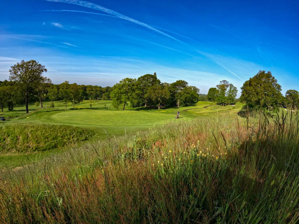 NparisCM's tweet image. Assistant Greenkeepers! Looking for a new experience and somewhere to develop, learn and join a fantastic team?Royal Wimbledon are recruiting! Salary range £30-35k plus many other benefits. Apply with cover letter and CV to nickp@rwgc.co.uk or please message with any questions.