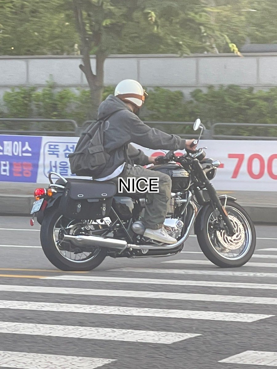 starfess's tweet photo. -hey serius nanya, selain Chanyeol, ada ga sii cowo/cewe kipop yg kmana2 suka motoran sndiri kek gini?? Kl ada share fotonya donggg✌🏻 https://t.co/rXUxnGo1oe