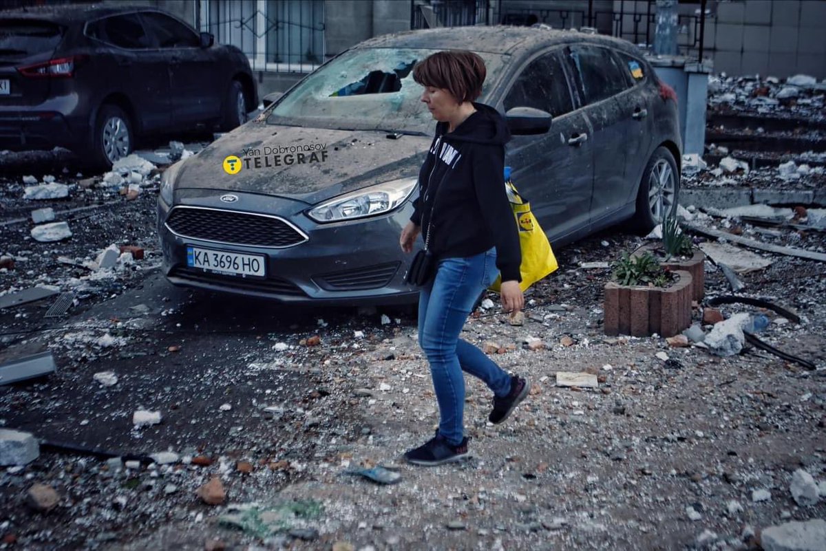 ValentynaAkson1's tweet photo. Not a good morning in Kyiv. Third attack in last 24 hours. one person died, three injured.  All the facilities targeted are civilian.#war #ukraine  #kyiv #russia https://t.co/39q9RATvF1