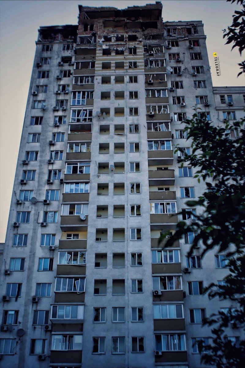 ValentynaAkson1's tweet photo. Not a good morning in Kyiv. Third attack in last 24 hours. one person died, three injured.  All the facilities targeted are civilian.#war #ukraine  #kyiv #russia https://t.co/39q9RATvF1