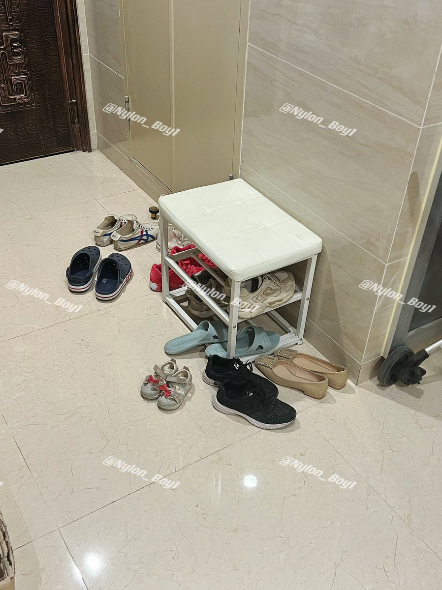 Nylon_Boy1's tweet photo. 邻居的极品少妇，留意许久了，之前的运动鞋一直无感。
最近终于换上了平底鞋，拿到楼道里直接爆射！
唯一可惜鞋太新了，里面很干净，也没有味道，不过没关系，我先替你好好保养一下了 https://t.co/iMOOFxzkqa