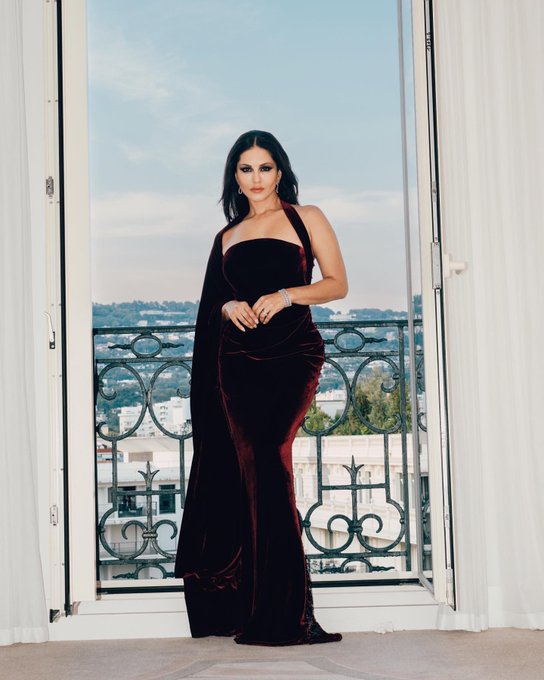 2 pic. First red carpet walk for @Festival_Cannes promoting #kennedy 

Makeup: @StarStruckbySL 
.
.
#SunnyLeone