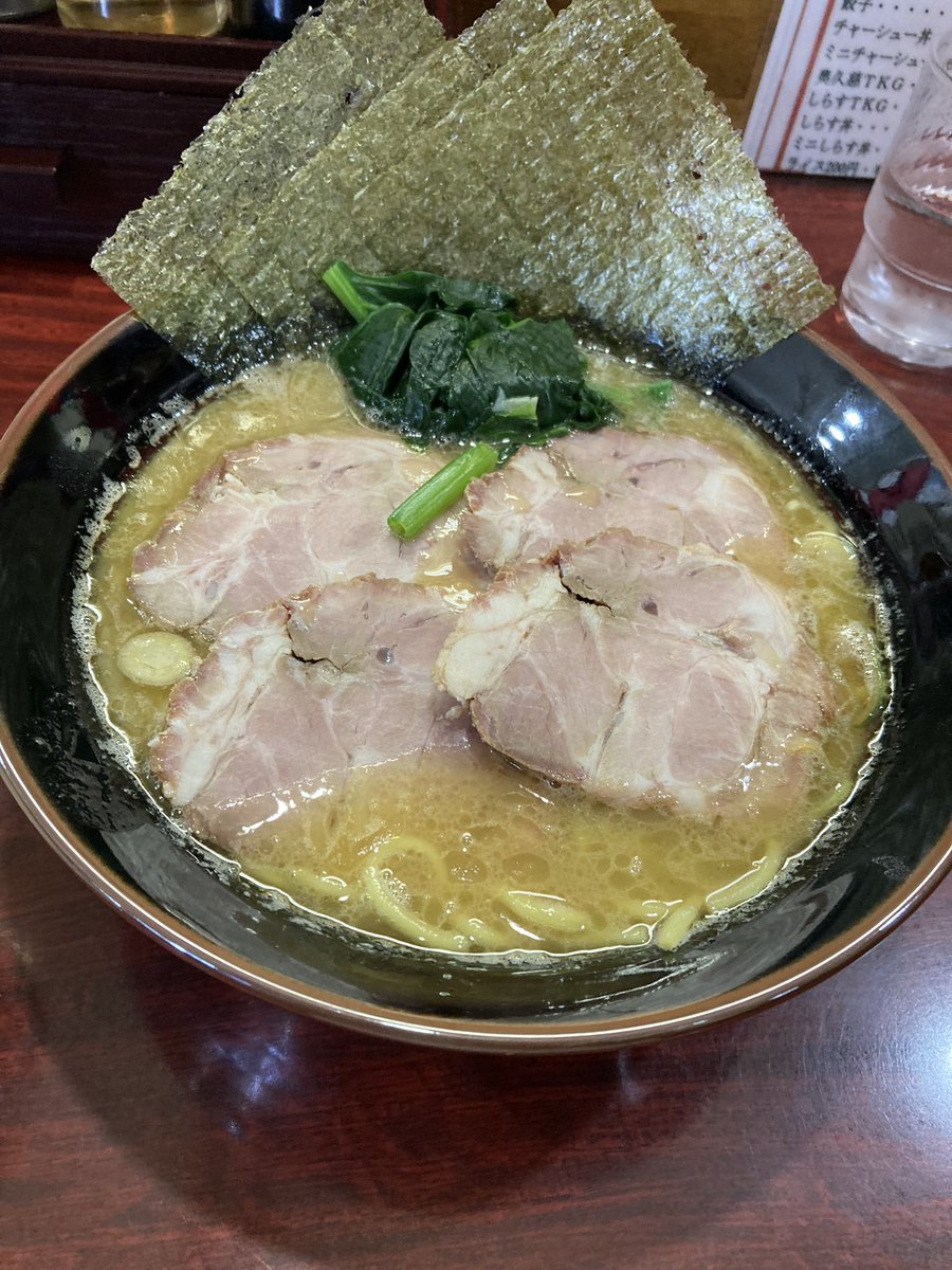 家系豚骨醤油チャーシューメン+半ライス@麺処　本日晴天♪

半ライスサービスありがとうございます😊いきなり美味かった〜😋燻製チャーシューめっちゃ美味い😋スープもめっちゃ美味い✨次はタンメン食べてみたい！ご馳走様でした✨