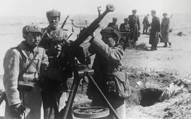 TheGreyPatriot_'s tweet photo. 🇲🇳 People's Army troops during drills with Soviet made DSHK machine guns. 1950s.

#Mongolia #Mongolian #DSHK #Drills #History #Communism #Military https://t.co/rm1ILCFAf2
