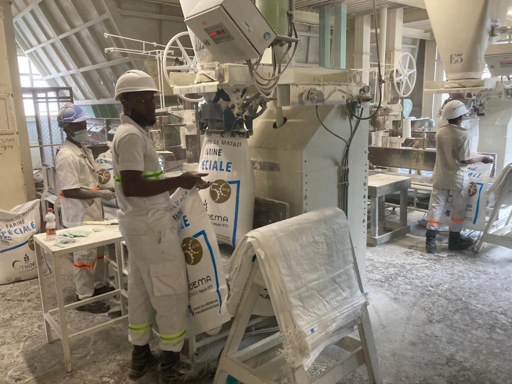AmbSuisseRDC's tweet photo. Visite à #Matadi de la #Midema, la plus grande minoterie de la #RDC 🇨🇩 qui produit chaque jour 800 tonnes de farine à l’aide des machines de l’entreprise 🇨🇭 Bühler @Buhler_Group. https://t.co/gTIA6z4Jda