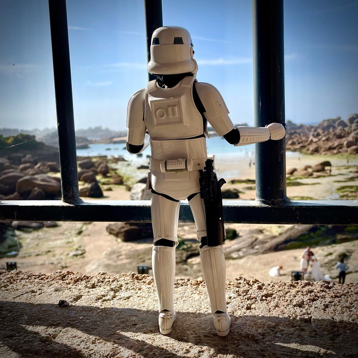 Reprise #mardidepentecote #stormy #ploumanach #castelbeausite #perrosguirec #stormtrooper #starwars #disney #hottoys #toy #toystory #toystagram #toyphotography #actionfigures