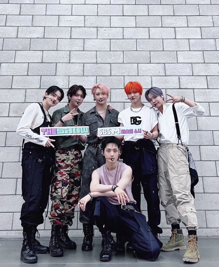 theshow_offcl's tweet photo. 벨벨이들 덕에 옆집🏘 사람이랑 친해졌잖아
베리베리 무대보고 미칠것같을때마다 벽🧱쳤거든
얼굴클로즈업에쾅🤜치명섹시미에쾅🤜
무대찢을때마다쾅👊 그랬더니 벽 부서져서😲
옆집 사람이랑 벨벨이 같이 보다가 둘 다 베러됐어😍

#베리베리 #VERIVERY #Crazy_Like_That #THESHOW @the_verivery https://t.co/limsT037sU