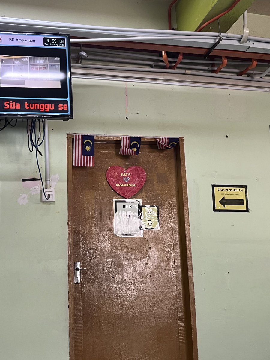 umthisisnotit's tweet photo. Kesian nya tengok klinik kerajaan Msia mcm ni. Mana duit kita semua pergi? Bukan patutnya untuk baiki facilities kita ke. Negara jiran punya gov hosp and clinic siap ada subway &amp; starbucks but ours I can't even sit down sbb taknak seluar kotor @jpmgov_ @anwaribrahim @fahmi_fadzil https://t.co/3cdh39lkYy