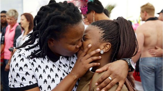 michombero's tweet photo. #Ouganda🇺🇬: un député propose que les homosexuels soient lapidés publiquement pour prêcher par l'exemple.  
Les députés réunis dans la salle de conférence pleine à craquer de #Kampala, la capitale de l'Ouganda, ont cité des versets du Lévitique de l'Ancien Testament : selon eux, les homosexuels devraient être lapidés. "D'où je viens, dans ma circonscription, vous serez de toute façon lapidé si vous commettez un acte aussi immoral", a plaidé un député. Ses collègues ont applaudi.
Cette loi a été promulgué par le président Musevebi.