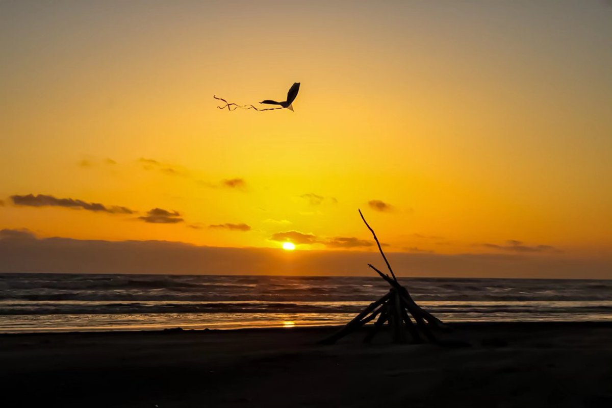 A beautiful end to Memorial day 💛  #MemorialDay #sunsetatthebeach #sunset #sunsetphotography #photography #photooftheday