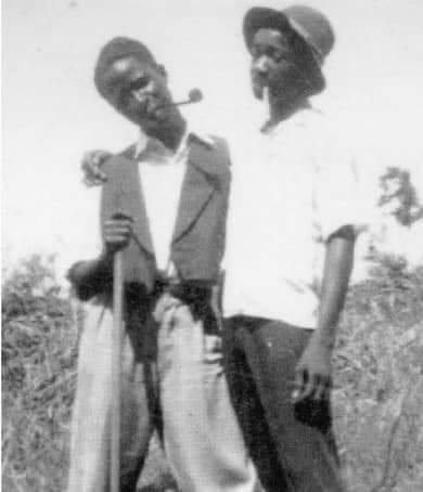 Wole Soyinka clowns with a fellow Pyrate, Ikpehare Aig-Imoukhuende, circa 1953

The story is that in 1952, while pursuing a degree in English literature, Greek, & Western history at University College Ibadan, Soyinka helped found The National Association of Seadogs

Comment 👇