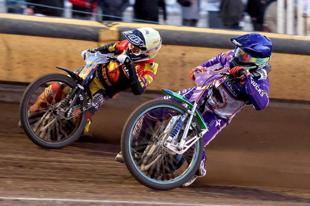 A few pictures from last night by the always sharpShooting <a href="/jeffdavies170/">Jeff Davies</a> 📸. 

We fought hard but losing a rider early on didn’t help 😔 fair play to <a href="/SpeedwayLions/">Leicester Speedway 🦁</a>. 

Peterborough Panthers = 43
Leicester Lions = 47

Paid 10 for myself….