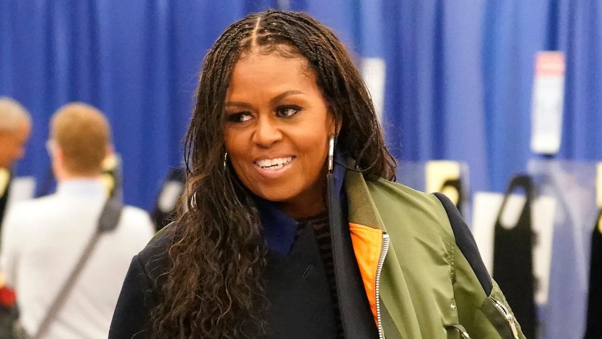 AuthorJoeNBrown's tweet photo. Who else likes #FirstLady Michelle Obama’s new hair styles 💇🏽♀️? She’s definitely motivating me to be more diversified. Love it!! #MichellExcell #MichelleoBAMa https://t.co/m3sGWZWIJl
