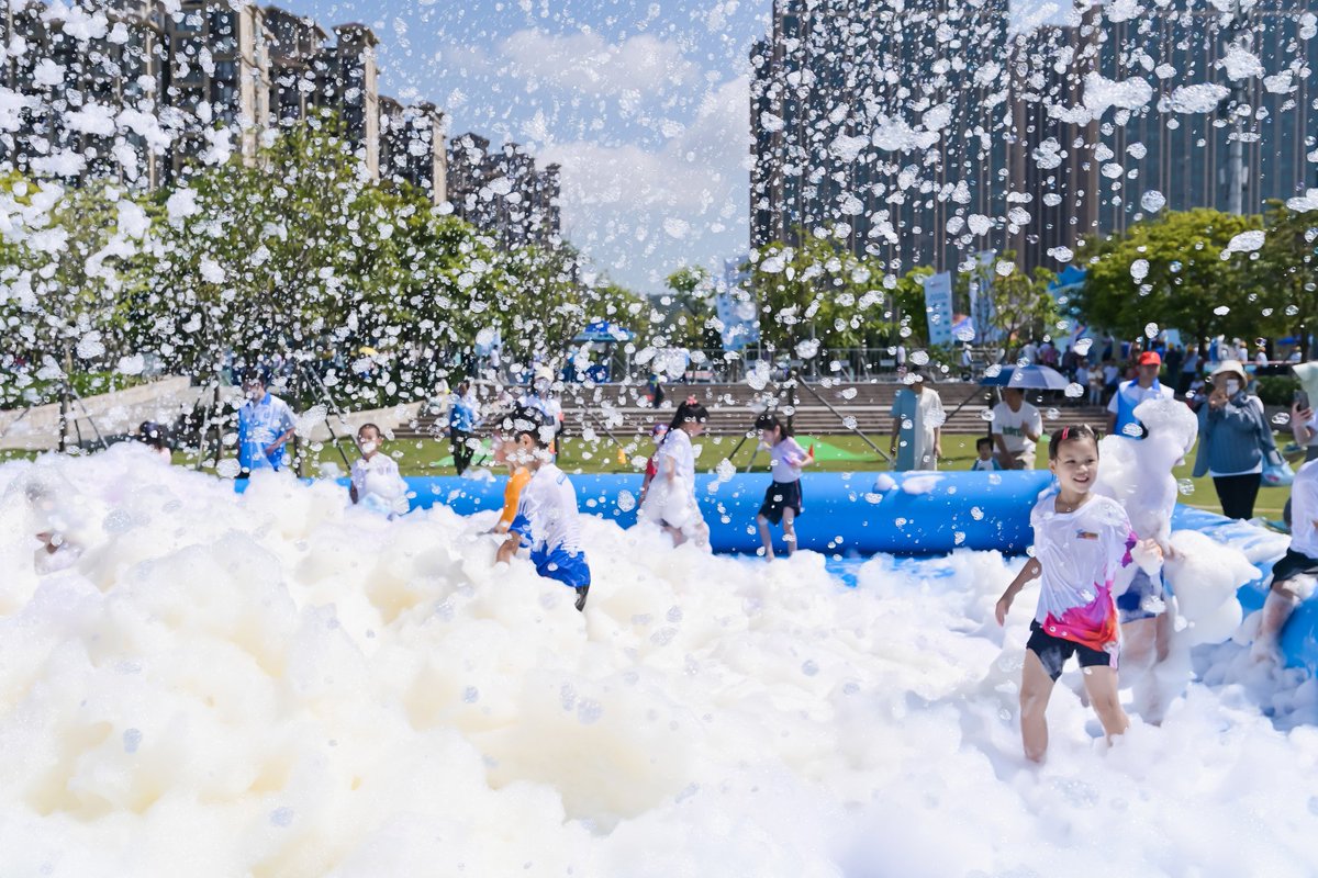 Discover_GZ's tweet photo. It‘s hot summer in Guangzhou now. 800 sports lovers took part in a #BubbleRun in Nansha district on May 27 and enjoyed their time in non-competitive running and family-friendly bubble playing. #bubble #run #sports #outdoors https://t.co/CvFGRTpidl