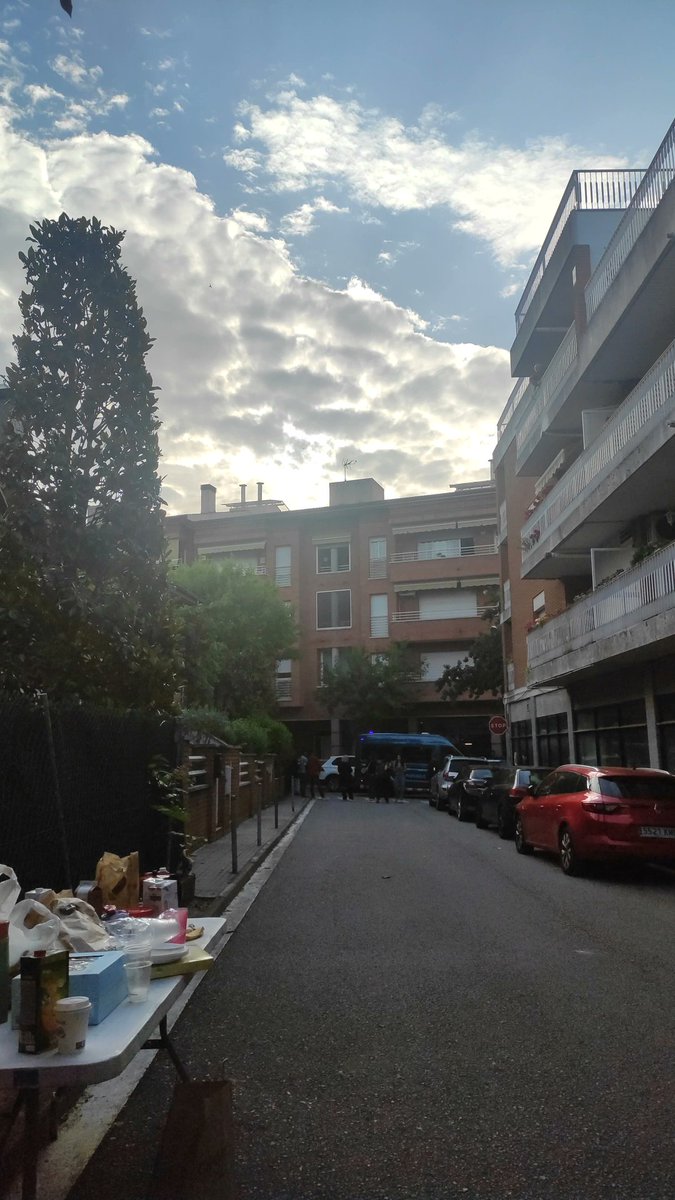 Ja estan aqui les furgones de Mossos preparades per desnonar 15 persones sense alternativa del bloc de l'Espora!🔥

Us necessitem a totes!✊