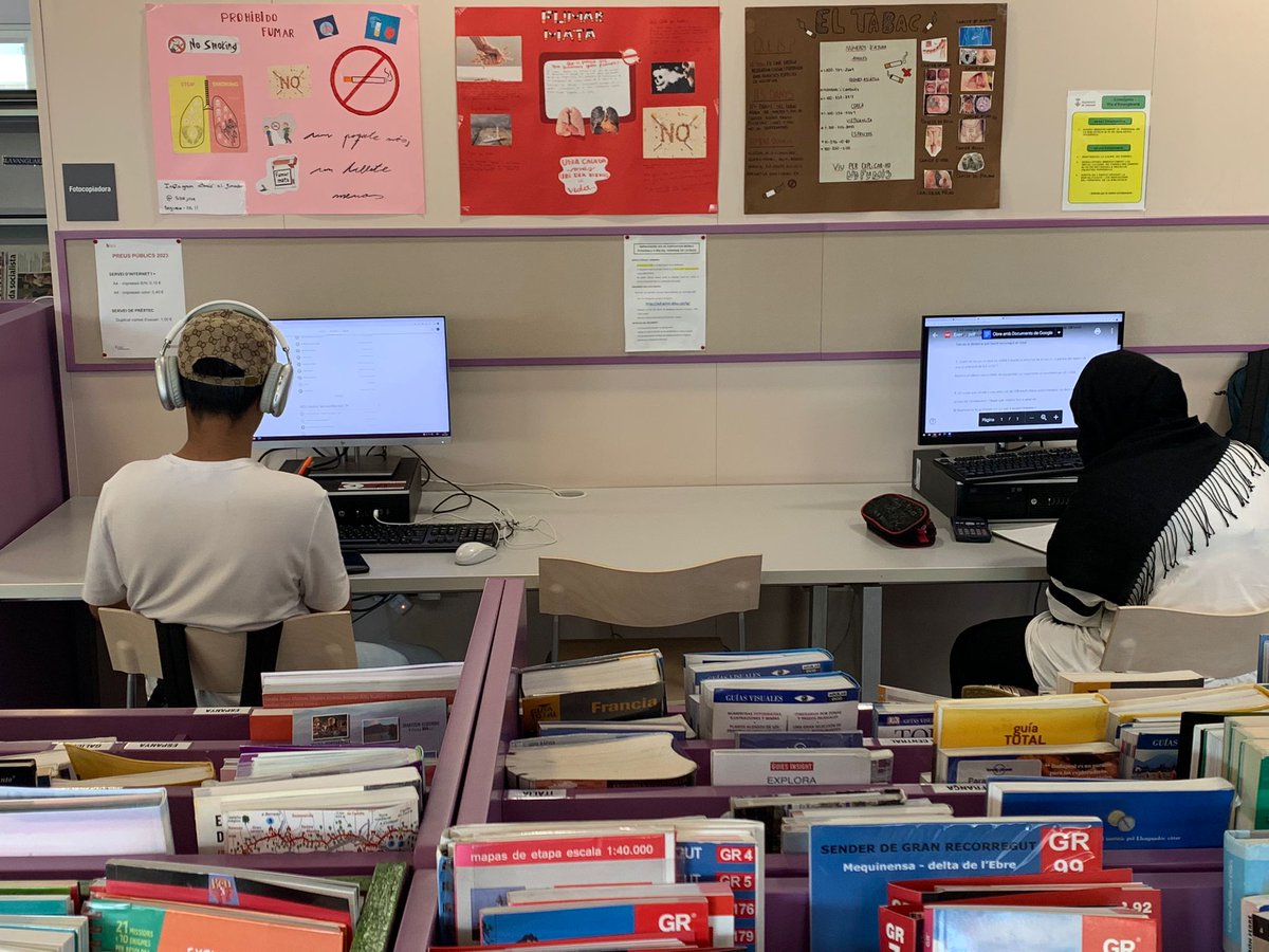 L'alumnat de 2n  d'ESO de l'IES la Serra ja ho té tot a punt 👏

➡️ En motiu del #DiaMundialsenseTabac, exposem els materials sorgits de la proposta "Abaixa els fums" 
 
🙏 A la Biblioteca i als nois i noies de de la Serra pel compromís amb la #salut

#SAIDP