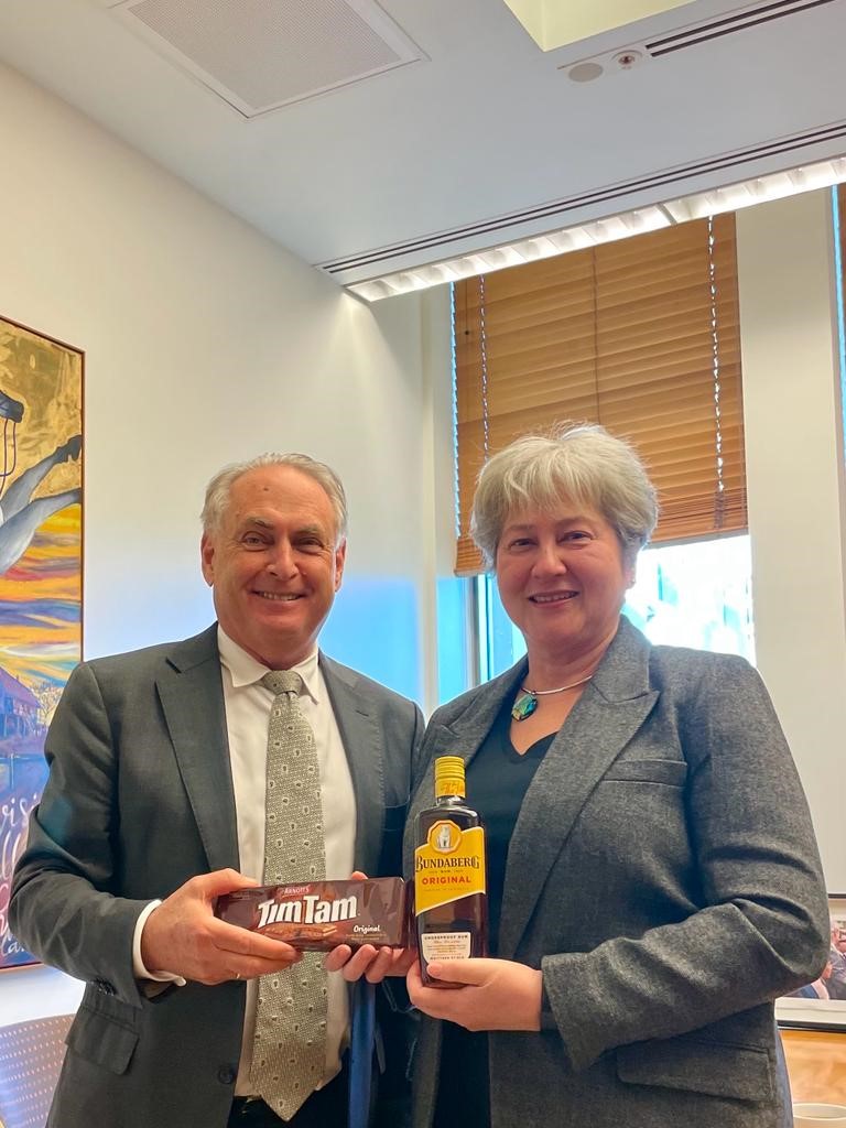 We are ready! 🤝

Her Excellency @VickiTreadell met with Trade Minister Don Farrell to exchange a few goodies & finalise preparations before the FTA takes affect tomorrow 🗓️

Ready to strengthen our partnership and boost bilateral trade! 🇬🇧🇦🇺

#UKAUSFTA #FTA  @DFAT