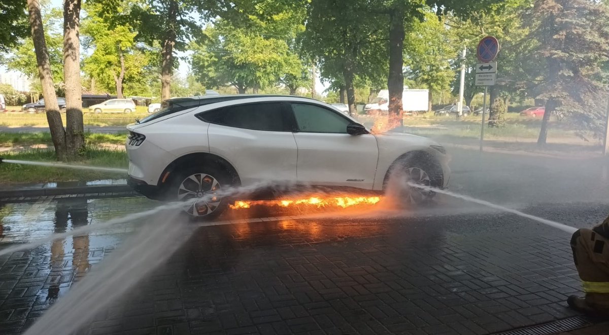 TheSecretFF999's tweet image. On Sunday a Ford Mustang Mach-E caught fire in Gdańsk, Poland.

At the time of the incident the vehicle was parked in a car parking space on a petrol station forecourt, it is unknown what caused thermal runaway to take place, however the vehicle was not on charge at the time.…