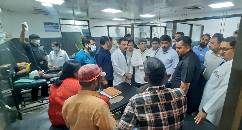 #ChiefSecretary Dr Arun Kumar Mehta visited #GMC Jammu to enquire about the #Health status of those #Injured in a road accident at #JhajjarKotli today.He directed the hospital #Administration to provide the best possible treatment to ensure their speedy #recovery
@OfficeOfLGJandK