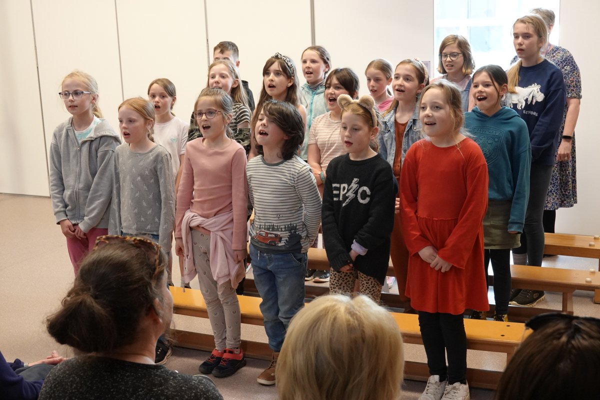 A wonderful world of music…. in Norfolk.
Aldborough school singers join 800 Norfolk children in the Connecting Cultures World Choir Project 

publicityworks.biz/2023/05/wonder…

#Norfolk #education