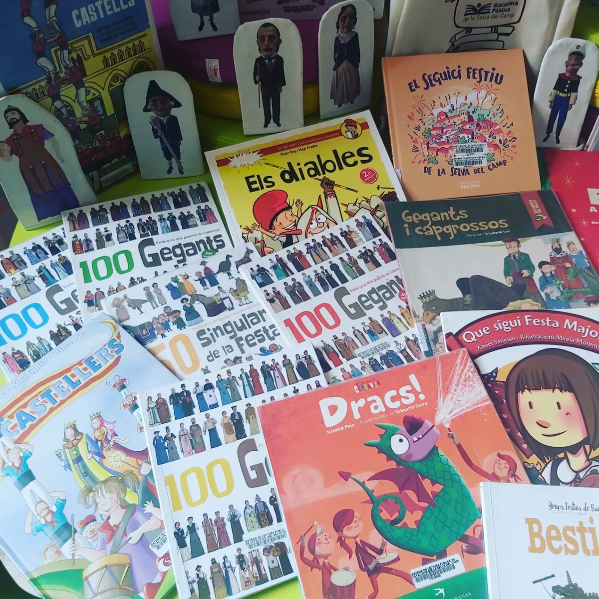 BPlaSelva's tweet photo. 👋 Hola Hola!!!

El 🦉 de la biblioteca ha preparat a la sala infantil: una exposició sobre gegants, nans, festes majors i populars, així com algunes de les tradicions del nostre territori!

Ja fa olor de festa major!! 🥳🥳

#gegants #biblioinfantil #festamajor #quèfemalesbiblios https://t.co/i2ugG7rBR4