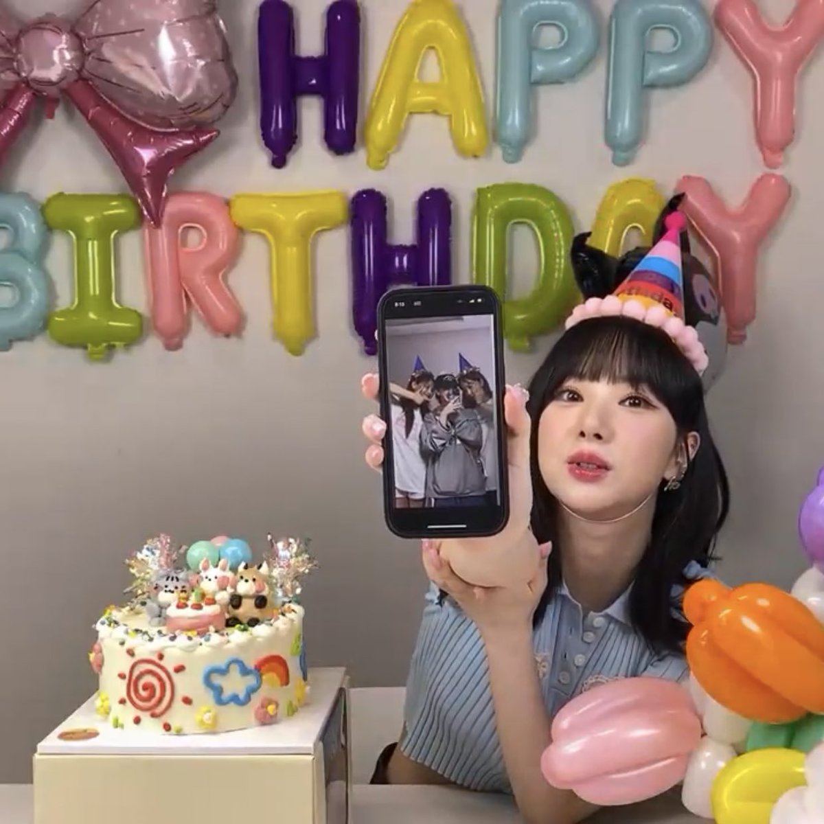 Ste_gOsH930's tweet photo. when SinB and Umji did a surprise for her, the cake was a pizza 🤣 https://t.co/6WfNL4LI4A