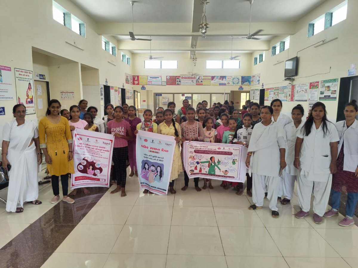 'રાષ્ટ્રીય માસિક આરોગ્ય સ્વચ્છતા દિવસ'ની ઉજવણી કરવામાં આવી જેમાં કિશોરીઓને સેનેટરી પેડનો ઉપયોગ કરવા અને માસિક દરમિયાન સ્વચ્છતા રાખવા અંગે સમઝ આપવામાં આવી.<a href="/ApexaPa99459758/">Apexa Patel</a> <a href="/DrAnilK77667668/">Dr Anil Kumar Patel</a> <a href="/DrBhaveshPate18/">Dr Bhavesh Patel</a> <a href="/dsbccnavsari/">Health Department Navsari</a> <a href="/RakeshP74426740/">Rakesh Patel</a>