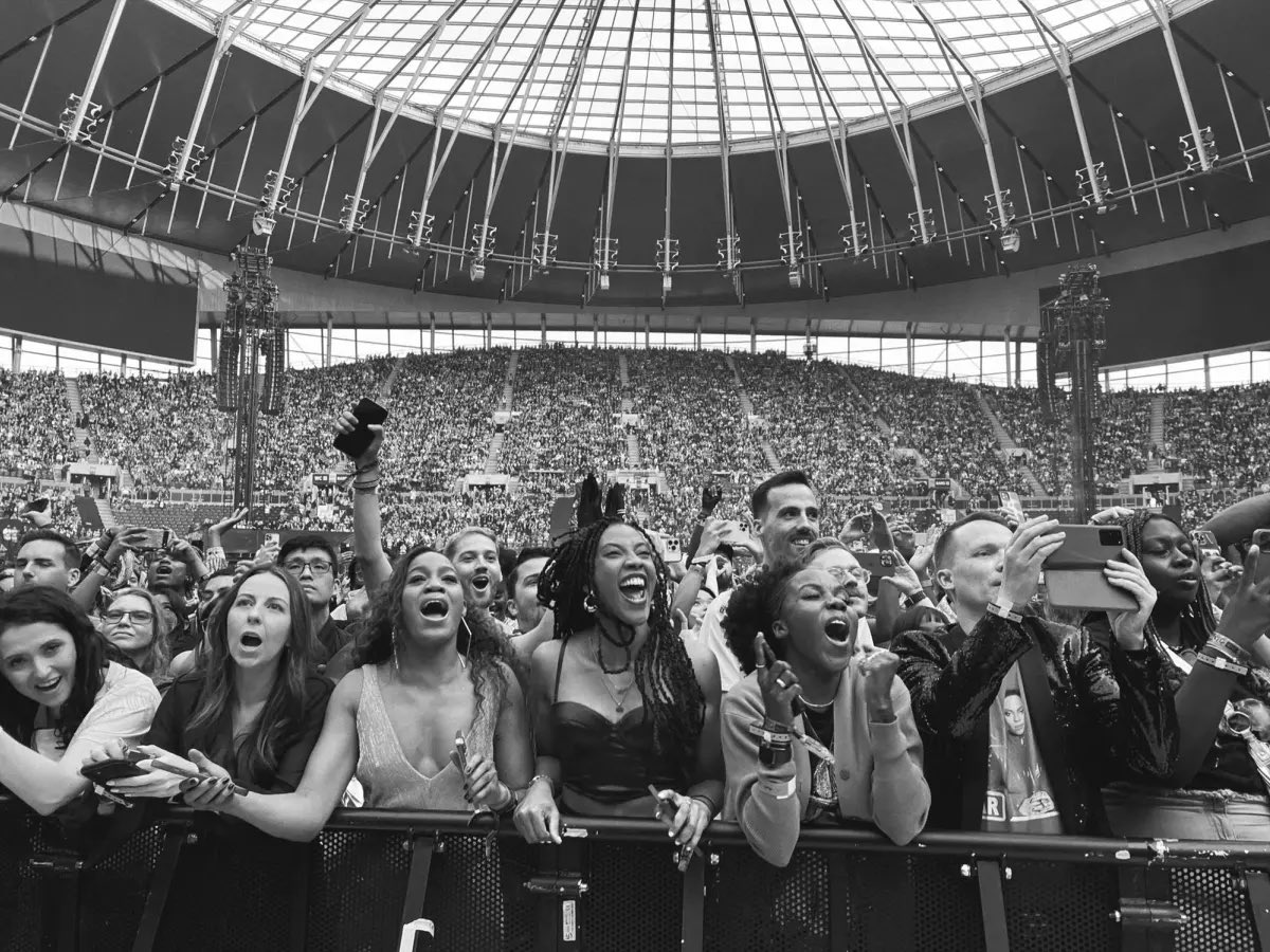 B7Album's tweet image. The London night 1 crowd ❤️

#RENAISSANCEWorldTour