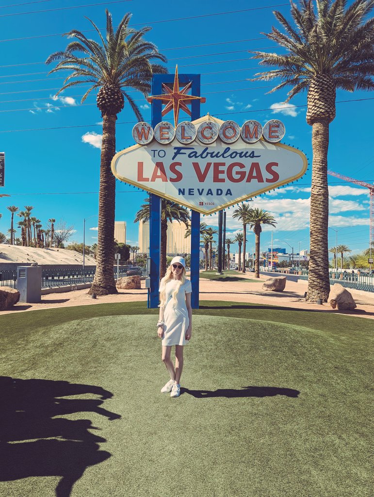 amypipswfc's tweet photo. What a month May has been! 💍👰🏼‍♀️✈️🇺🇲🦉💙🤍 https://t.co/KnJMLHhxBj
