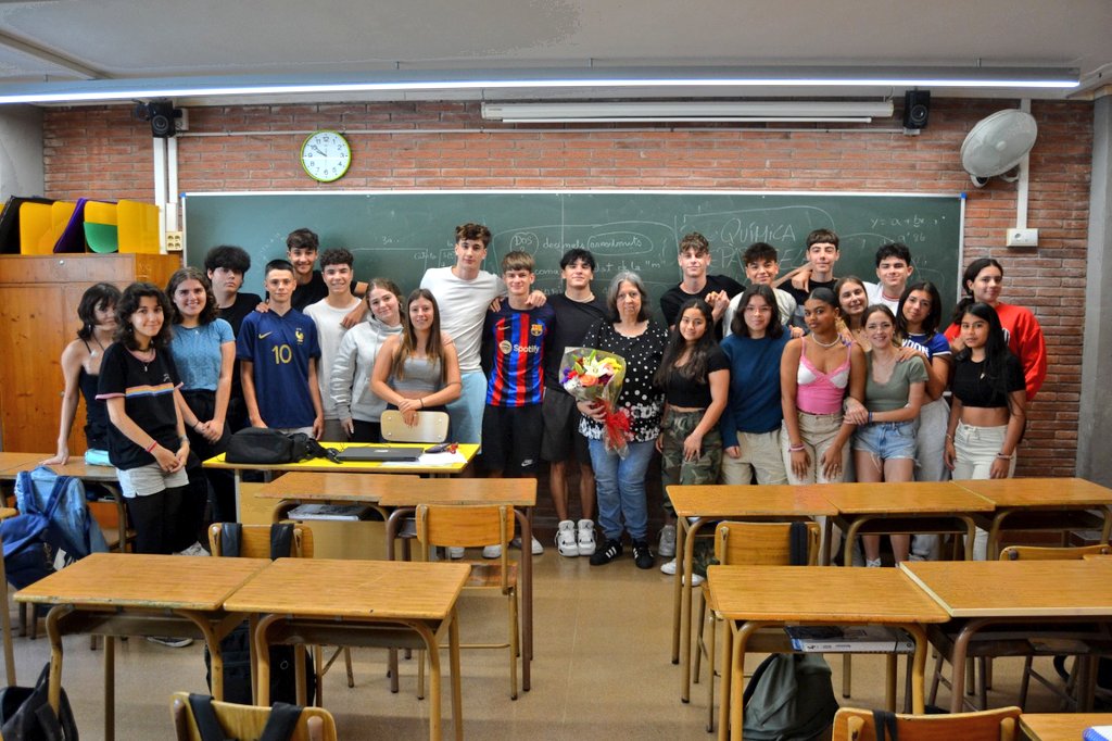 joanpelegricat's tweet photo. A final de curs la Carme Batlle es jubila. Avui última classe de Matemàtiques. Alumnat i companys/es ens hem trobat per posar en valor els 42 anys de treball a l'escola. https://t.co/EUnpCiymXk