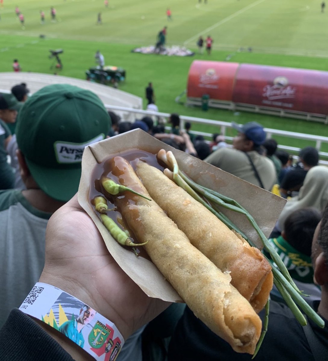 Spring rolls and bean sprouts at Persebaya - GBT stadium, Indonesia (<a href="/persebayaupdate/">Official Persebaya</a>)

🇮🇩 RP 10,000 (£0.50)