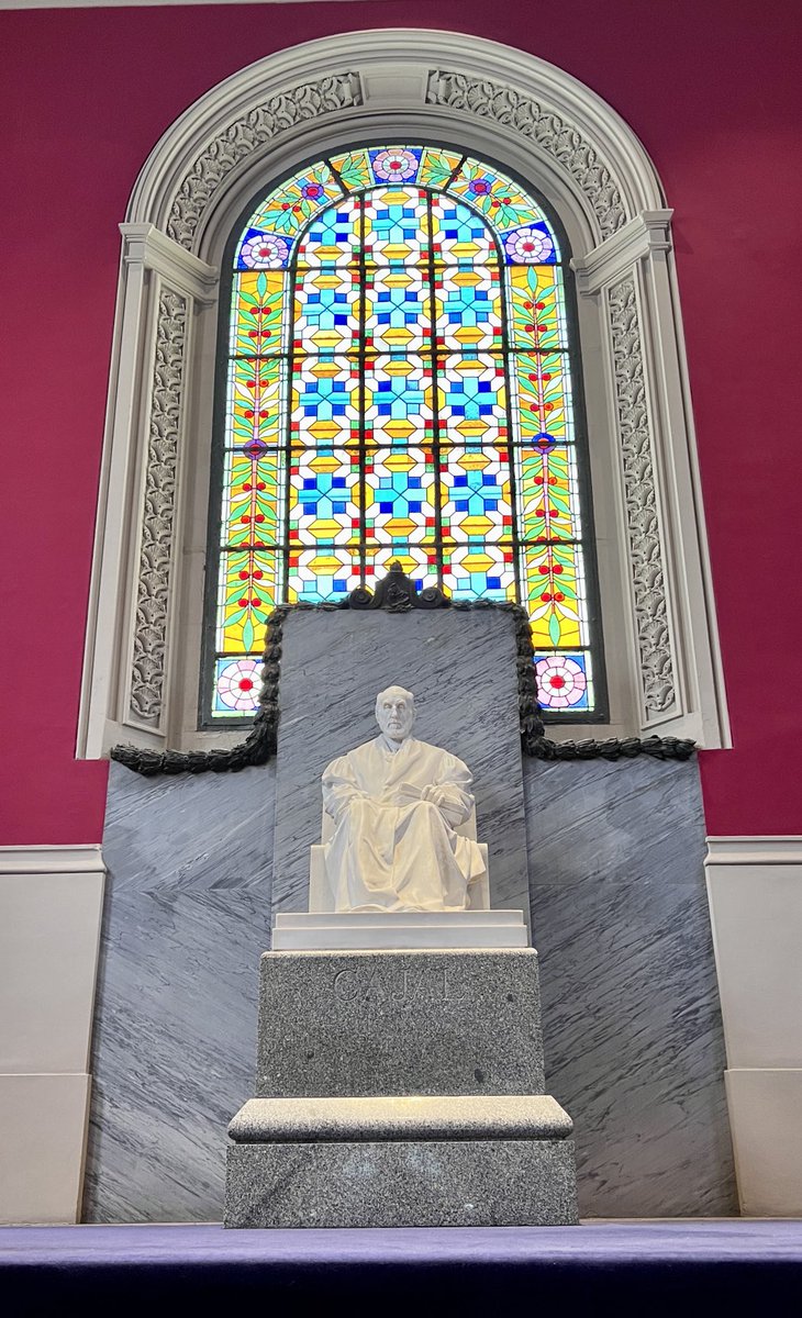 fgomollon's tweet image. Al menos uno se encuentra con #RamónyCajal al ir a una reunión universitaria.