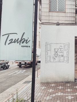 I was drawn to the leopard print illustration at the front of the shop. The decor is minimalist, the cakes are comforting and delicious, and the coffee and drinks are top notch! I loved it! 🍰 📷<☕️
