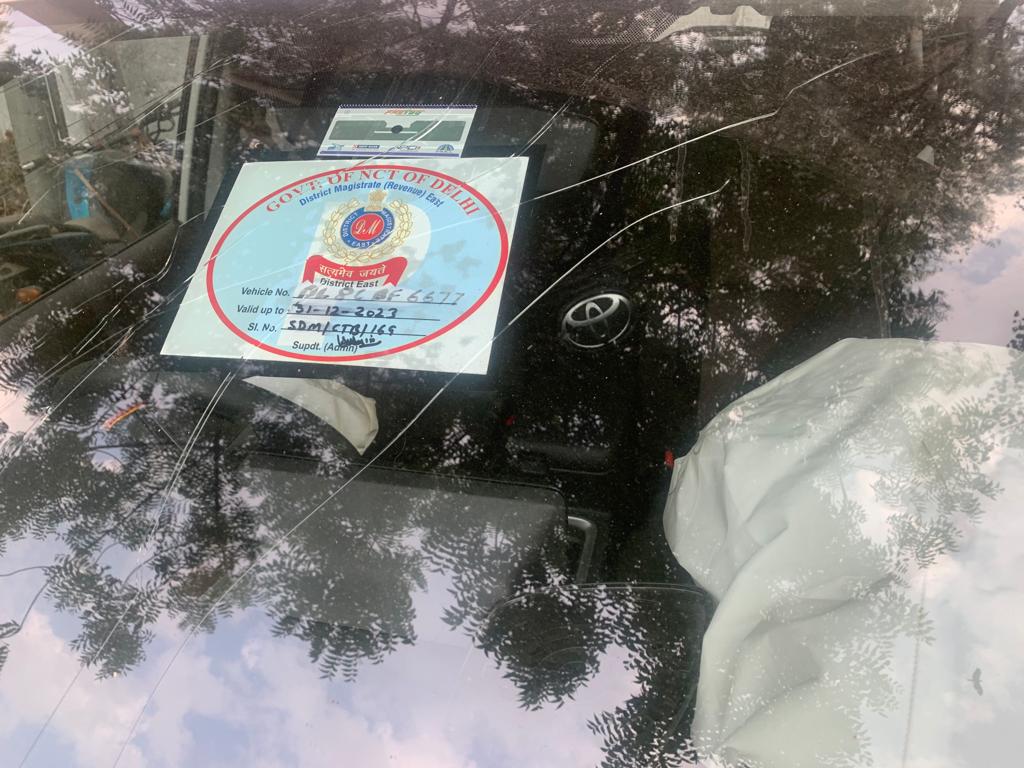 ajayrmishra10's tweet photo. #Twitteratis- Pls help #HitnRun #golmaal #DelhiPolice
Date: 25-05-23; 1am near CB ring road pillar no 21 21A #NarainaVihar #NewDelhi; by #SDM car
No enquires? Was #SDM driving the car? Car hits - #Auto #Bike & #Car. People badly injured #noarrest till now. https://t.co/3BLr9jw3AX