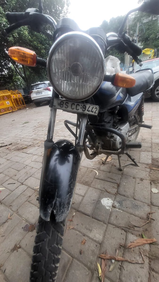 ajayrmishra10's tweet photo. #Twitteratis- Pls help #HitnRun #golmaal #DelhiPolice
Date: 25-05-23; 1am near CB ring road pillar no 21 21A #NarainaVihar #NewDelhi; by #SDM car
No enquires? Was #SDM driving the car? Car hits - #Auto #Bike & #Car. People badly injured #noarrest till now. https://t.co/3BLr9jw3AX
