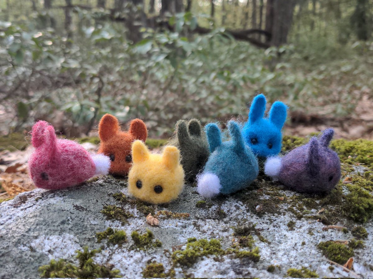 I've been making these fuzzy little guys rather obsessively over these last couple of weeks. I call them dust bunnies 🐰

#needlefelting #woolart #fiberart #cute #tiny #felted #wool #feltingart