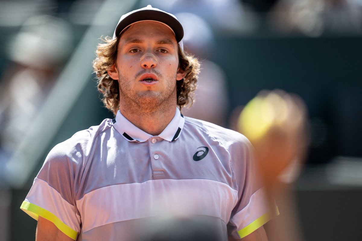 ¡SÓLIDO! 🦾

Nicolás Jarry 🇨🇱 (35º) obtuvo la primera victoria de su carrera en Roland Garros 🇫🇷, luego de doblegar a Hugo Dellien 🇧🇴 (160º) por 6-4, 6-4 y 6-2 en su estreno.

Por el paso a la tercera ronda, enfrentará a Tommy Paul 🇺🇸 (17º).

#VamosTeamChile 🇨🇱