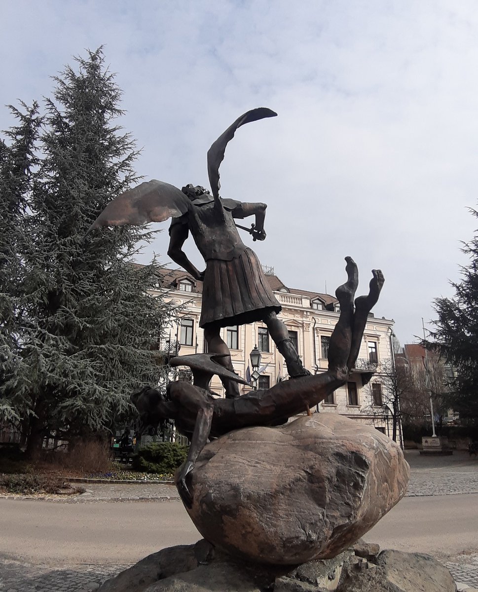 Bronze statue of #StMichael victorious over Satan is standing near to the entrance to #Veszprém castle.
Created by István Madarassy in 2017, was financed by the faithful of the city.
#ECOC_Veszprém @veb2023
