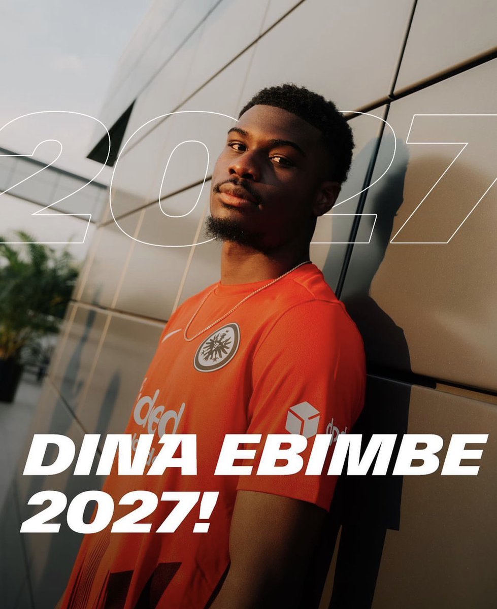 Éric Junior Dina Ebimbe, centrocampista francese classe 2000, è ufficialmente un nuovo calciatore dell'Eintracht Francoforte. Arriva dal PSG a titolo definitivo per 6.5 mln ed ha firmato un contratto fino al 30 giugno 2027. #Calciomercato #EintrachtFrancoforte #DinaEbimbe #PSG