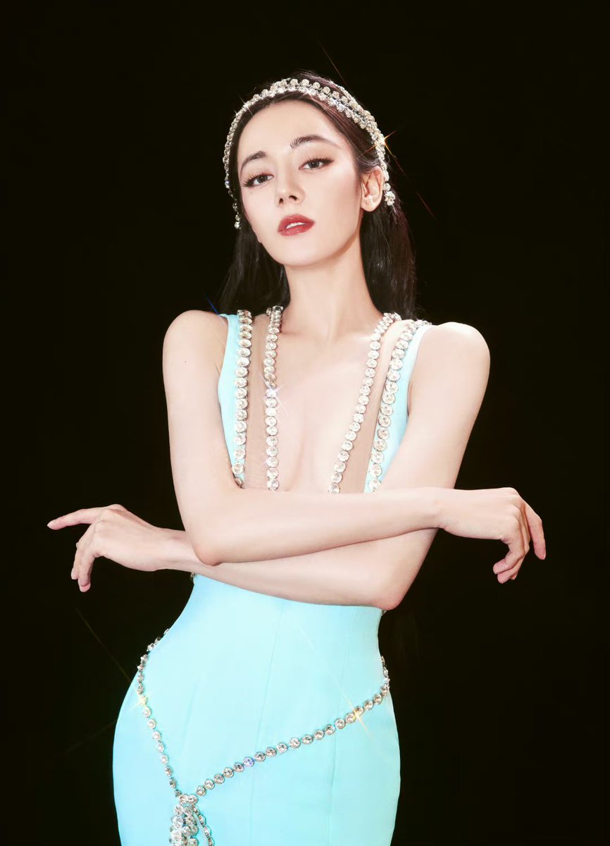 30.05.2023 : Dilraba's studio weibo update

ผ้าไหมและผ้าซาตินสีอ่อนเปล่งประกายแวววาว #ตี๋ลี่เร่อปา สวมชุดเพชรคริสตัลเพื่อร่วมงาน Fasion Bazaar Annual Party 2023 แสดงความสง่างามและสัมผัสฤดูร้อนที่พลิ้วไหว

(1/2)
Dilraba in HarpersBazaar
#BAZAAR_DILRABA 
#Dilraba #迪丽热巴