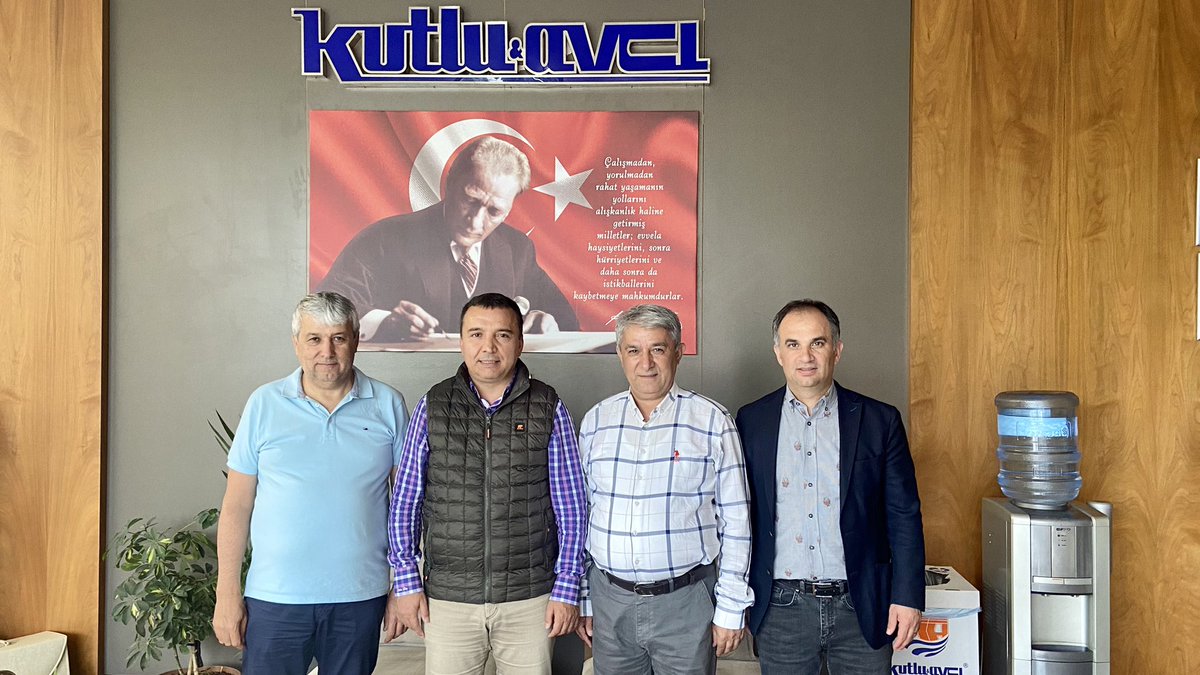 Kutluavcı Ofset sahipleri Yusuf Mayıslar ve İsmail Mayıslar’ı ziyaret ettik. AGC’li gazetecilerin kaleminden “Neler Yaşadık Neler” kitabımızı baskıya veriyoruz. Kutluavcı Ofset’e her zaman olduğu gibi yine desteklerinden dolayı teşekkür ediyoruz. <a href="/yusuf_mayislar/">Yusuf MAYISLAR</a> <a href="/agcantalya/">ANTALYA GAZETECİLER CEMİYETİ</a>