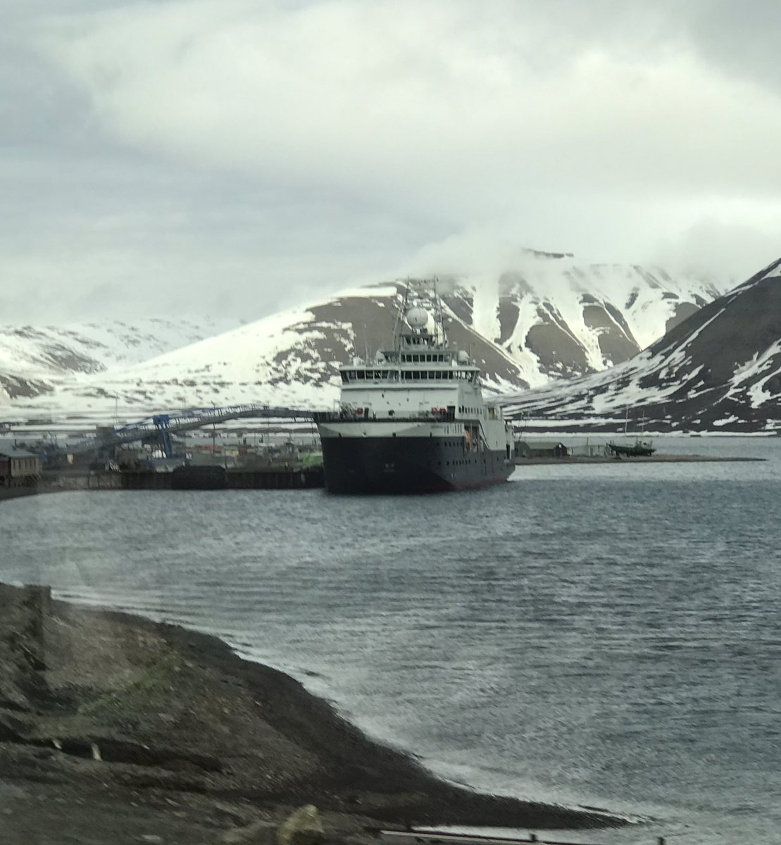 A surprise sighting of the ice breaking vessel #RVKronprinsHaakon in Longyearbyen. Never in port when you need her, suddenly there when you least expect. An important @ICOS_RI ocean station and soon with atmospheric measurements for #ReGAME