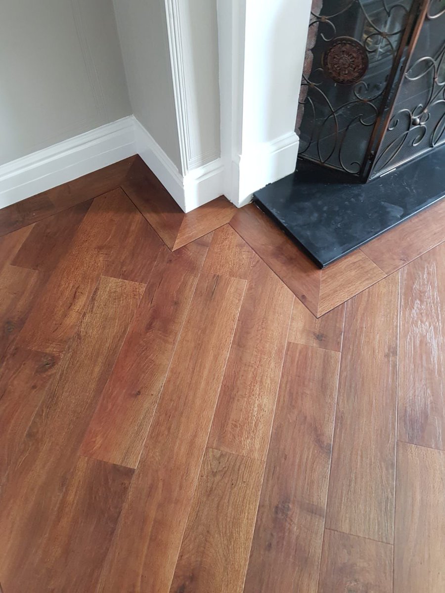 We love how this one turned out 🤩

Karndean Art Select HC01 with DS05 design strip 😍
.
.
.
#flooring #woodfloor #karndean #LVT #homerenovation #flooringexperts #housetohome #woodenflooring #homereno #vinlytile #homesweethome #artselect