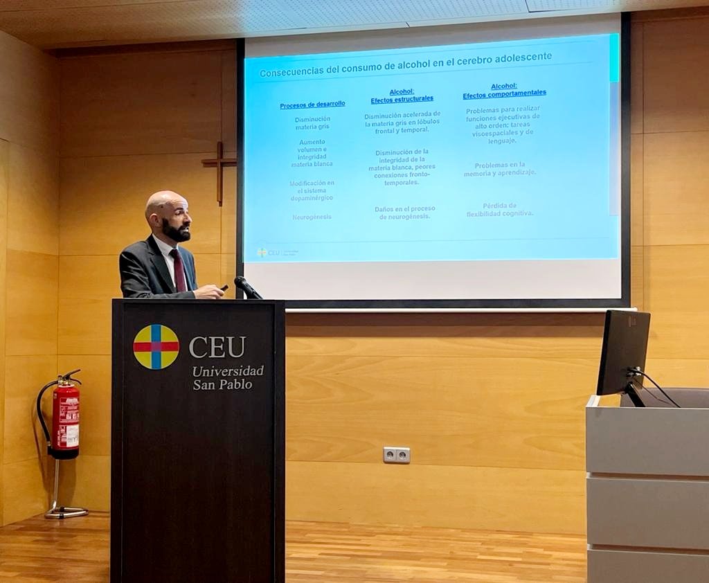 Brillante intervención de <a href="/gherradon/">Gonzalo Herradón</a> exponiendo la problemática del alcohol adolescente.
📢 "Los datos de consumo de alcohol en adolescentes son dramáticos"
<a href="/RIAPAd_info/">RIAPAd</a> <a href="/IEA_CEU/">Instituto Universitario Estudios de las Adicciones</a> <a href="/PNSDgob/">Plan Nacional Sobre Drogas</a> <a href="/USPCEU/">Universidad CEU San Pablo</a>