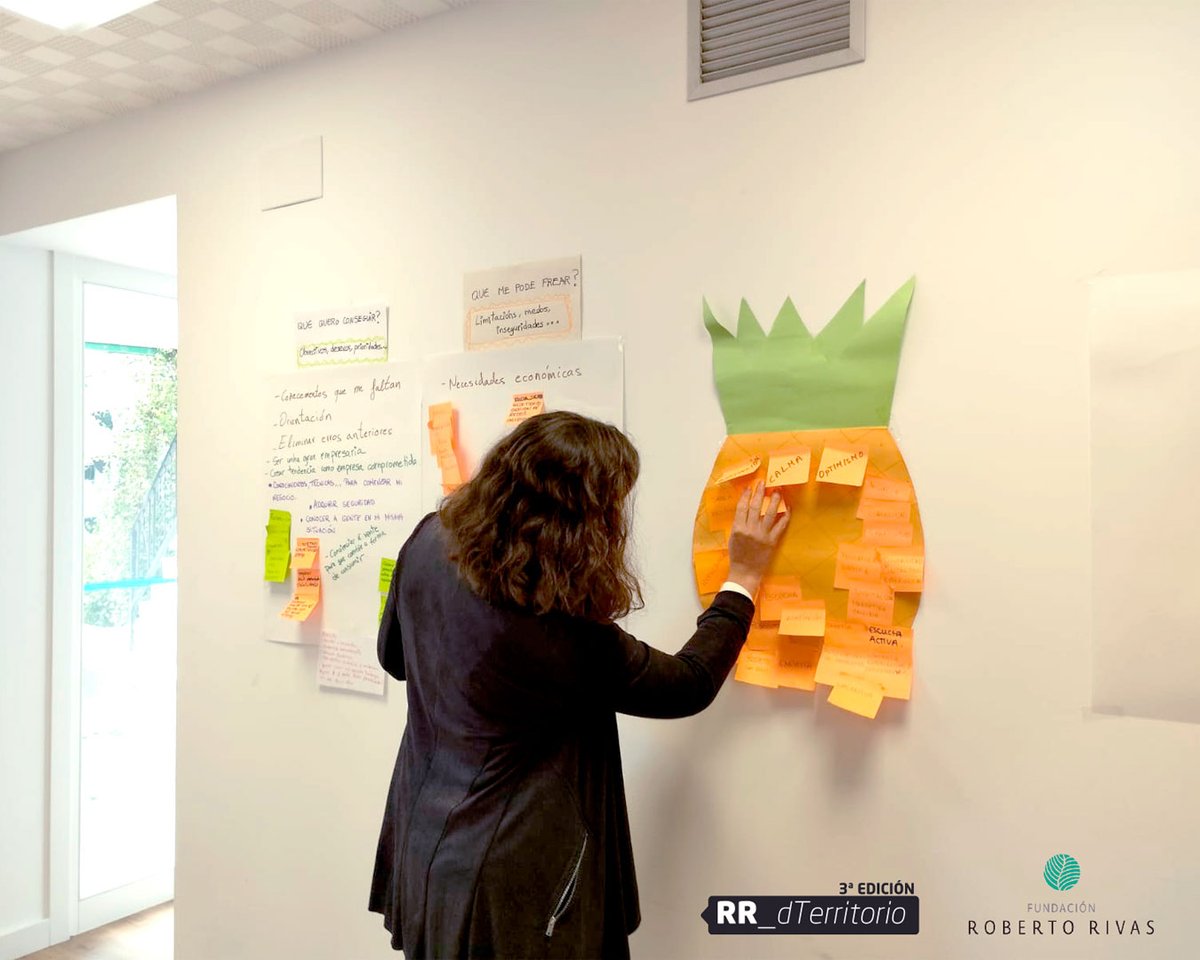 rr_fundacion's tweet image. Logo dalgunha sesión online, as futuras persoas emprendedoras fixeron unha primeira sesión presencial 🧑🏻👱🏻‍♀️ na que comezaron cun pequeno tour por #LaModaRuralLab, o espazo da #FundaciónRobertoRivas en #Silleda.

Unha pequena presentación …e xa se foron metendo en fariña!!!