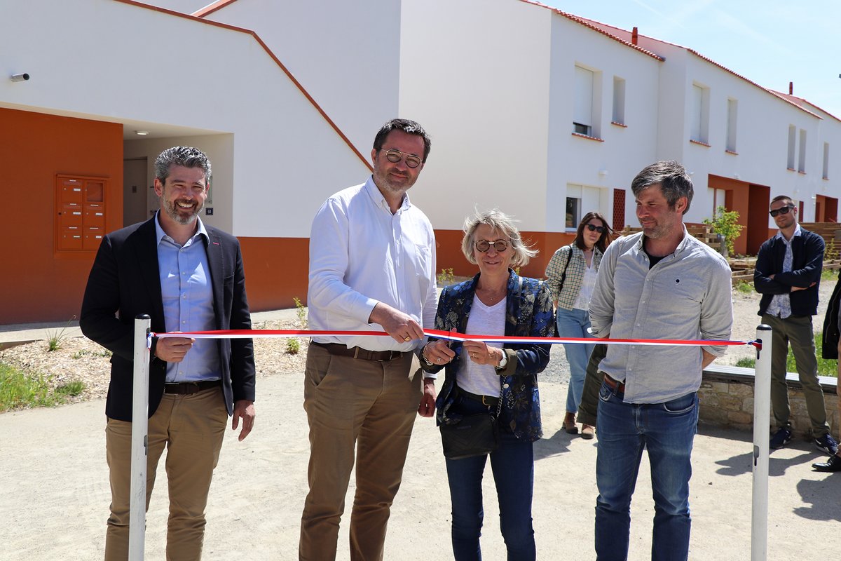 Espacil's tweet photo. #LesSorinières #Inauguration des Sarments, 13 maisons et 5 appartements pour répondre à une demande croissante de logements. Une offre compétitive qui permet à des ménages à revenus intermédiaires d’accéder à la propriété sur l’agglomération nantaise. CP : https://t.co/pndmQ8XSiX https://t.co/OfsF98H6IA